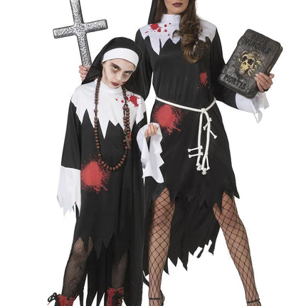 Kind in griezelkostuum met zwart-witte look op een Halloweenfeest, sfeerfoto uit dezelfde horrorlijn