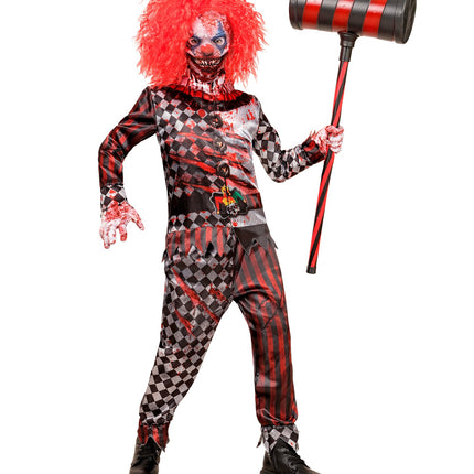 Kind in kwaadaardige clown kostuum Mila met bloederige handschoenen op een griezelfeest