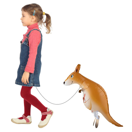 Kind laat de folieballon wandelende Kangaroo aan een koord meelopen op een kinderfeestje