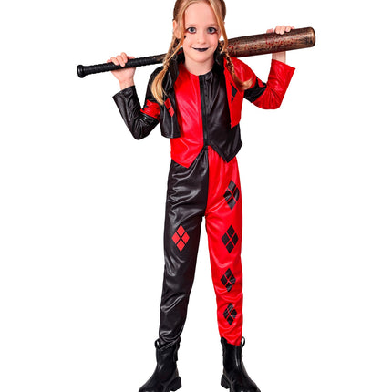 Kind in rood-zwart harlekijn kostuum met korte jas, vest met rits en ruiten op de broek