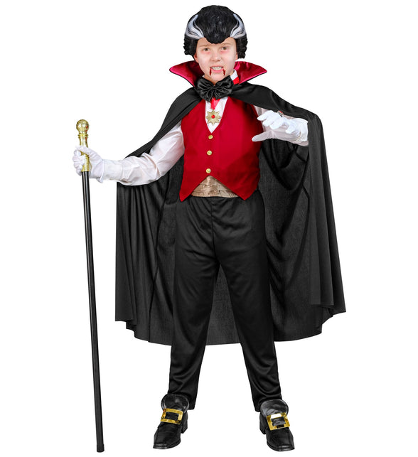 Kind in vampier kostuum met rood vest en hoge kraag, zwarte broek en witte handschoenen