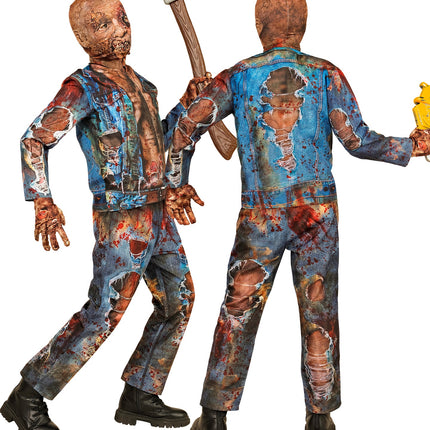 Kind in zombie kostuum Liv in strompelende pose, gescheurde broek en vuile zombiehandschoenen