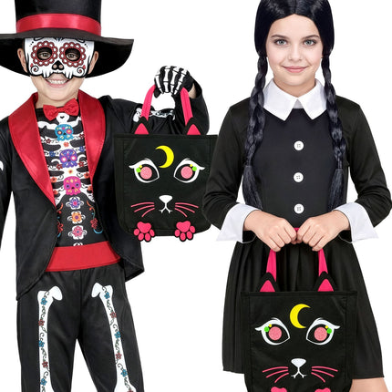 Kinderen met de zwarte kattensnoeptas bij hun Halloweenkostuum