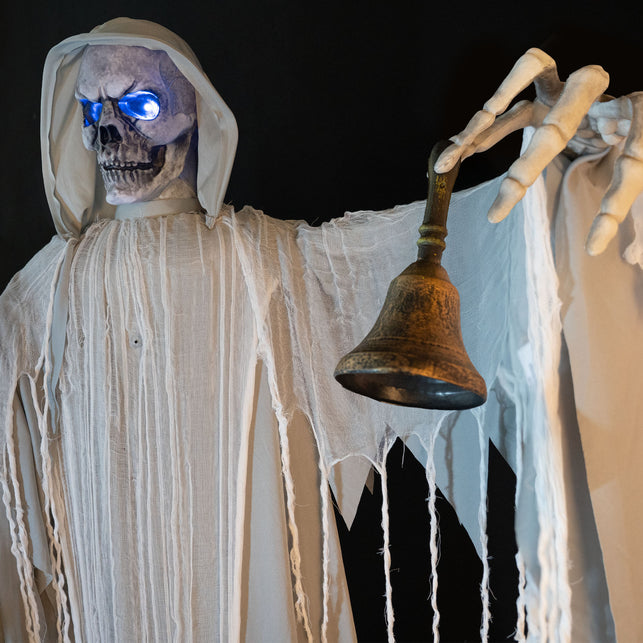 Klokkenluider skelet animatronic met blauw oplichtende ogen en bronzen bel in de skelethand