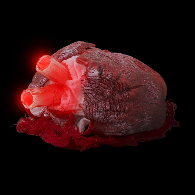 Kloppend bloederig hart animatronic met rood oplichtende slagaders in het donker voor Halloween