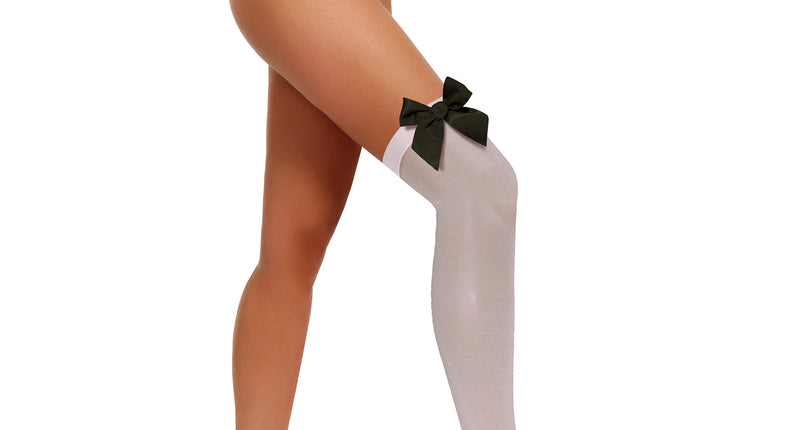 Kniekousen wit zwarte strik, witte overknee-kousen van 30 denier met satijnen strik boven de knie
