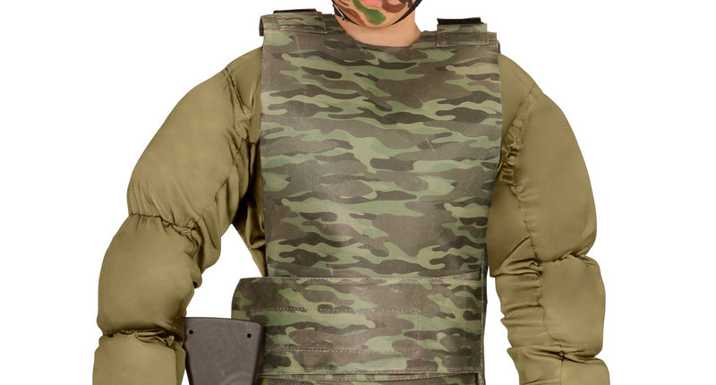 Kogelwerend vest camouflage kind in groen en bruin, gedragen over een legershirt
