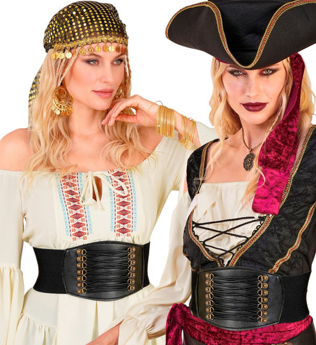 Korset riem zwart gedragen over crèmekleurige blouse en over een piratenkostuum voor dames