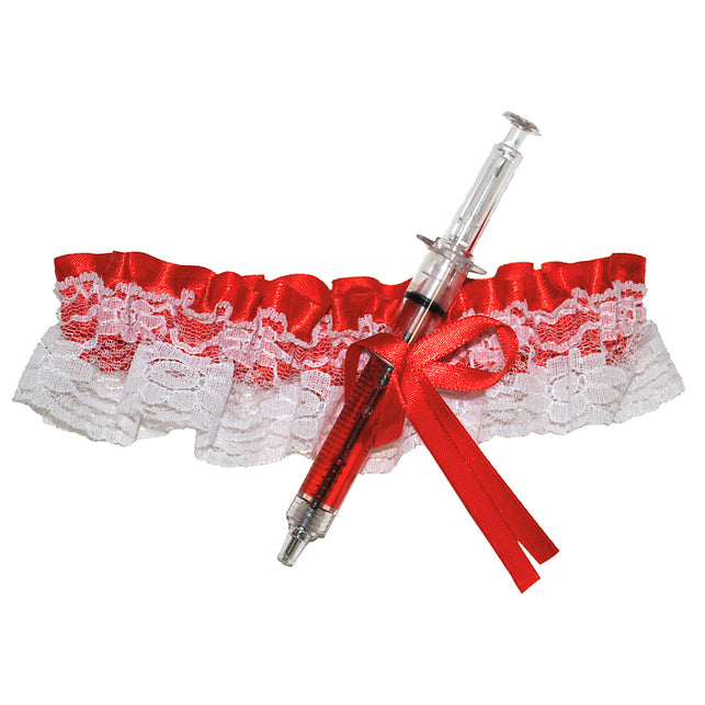 Kouseband met spuit met wit kant, rood satijn, satijnen strik en twee nepspuiten in detail