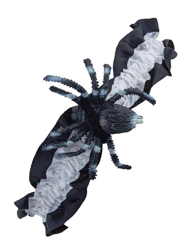 Kousenband met spin, zwarte geplooide band met witte ruche en grote nepspin voor Halloween