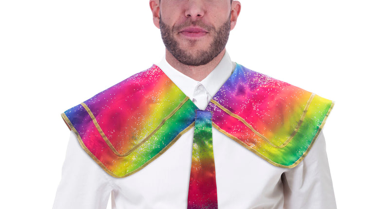 Kraag met stropdas regenboog met glitterprint en gouden bies, gedragen over een witte blouse op Pride