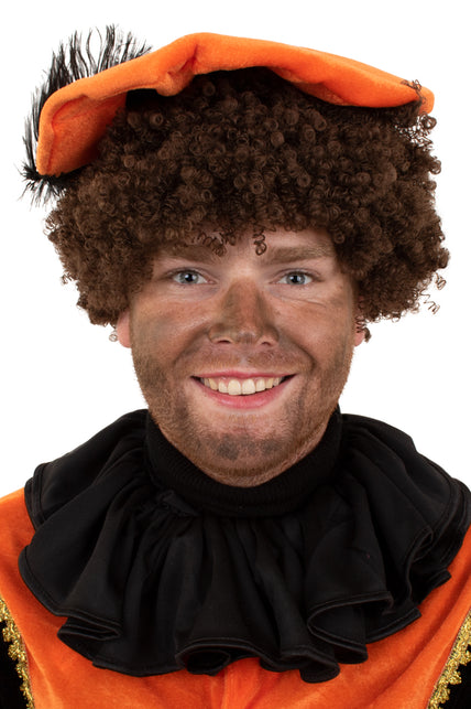 Kraag trevira polyester zwart, geplooide zwarte halskraag met ruches, gedragen over een kostuum bij Sinterklaas