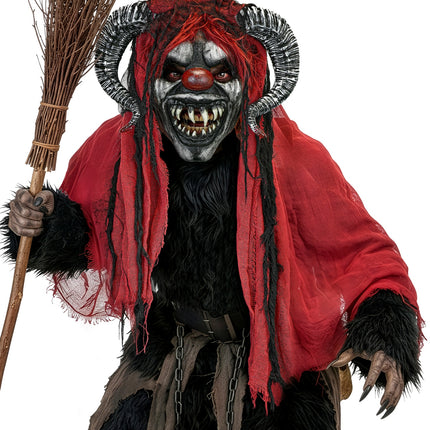 Krampus masker met cape gedragen door model bij een zwart bontkostuum voor Halloween