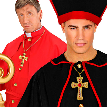 Kruis met edelsteen aan ketting gedragen over een rood kardinaalsgewaad en een zwarte bisschopstoga