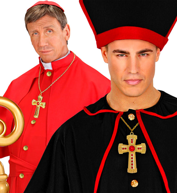Kruis met edelsteen aan ketting gedragen over een rood kardinaalsgewaad en een zwarte bisschopstoga