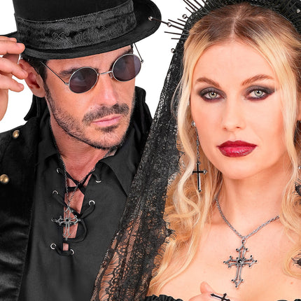 Kruisketting gothic zwart gedragen door dame en heer in zwarte halloweenlook