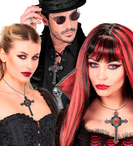 Kruisketting met rode steen gedragen door dames en heer in gothic outfit