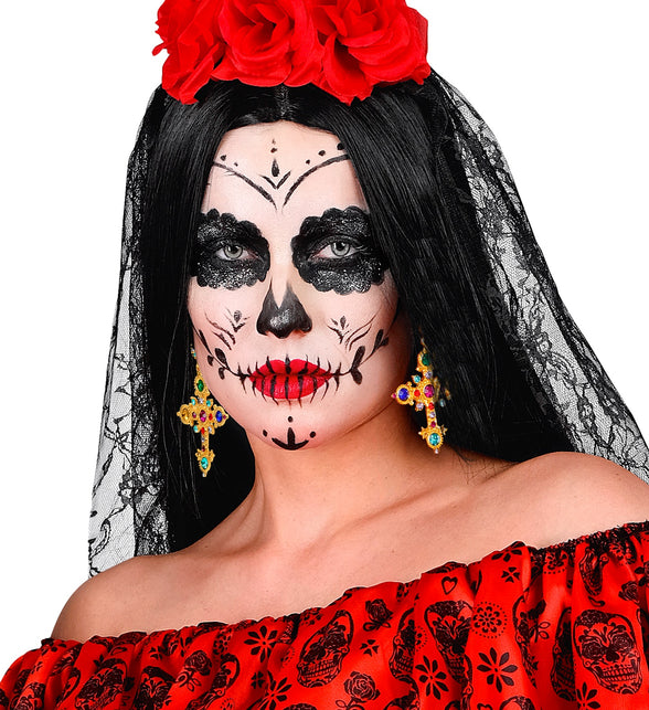Kruisoorbellen met gekleurde stenen bij Day of the Dead schmink en zwarte sluier