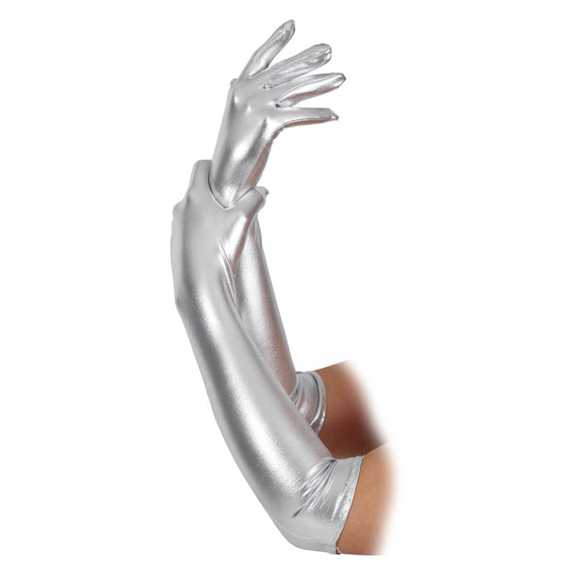 Lange handschoenen in zilver met metallic glans, gedragen tot boven de elleboog met gespreide vingers