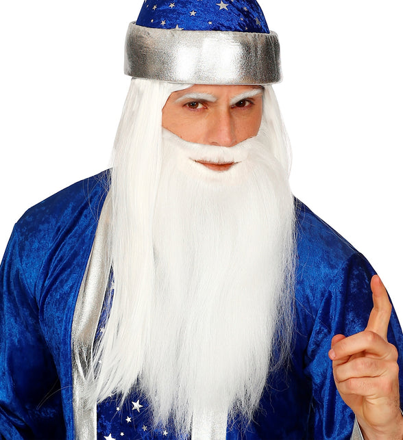 Lange witte baard met losse snor bij een tovenaarslook met blauwe hoed voor een sprookjesfeest