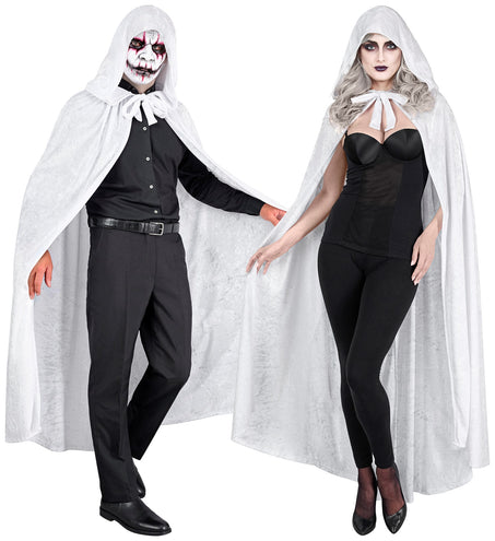 Lange witte cape met opgezette kap bij een grijze pruik en donkere schmink, geestenlook