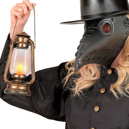 Lantaarn met flikkerend licht als accessoire bij een pestdoktersoutfit met snavelmasker