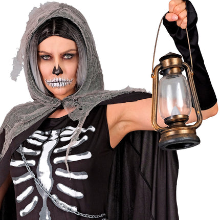 Lantaarn met flikkerend licht in de hand gedragen bij een skeletlook voor Halloween