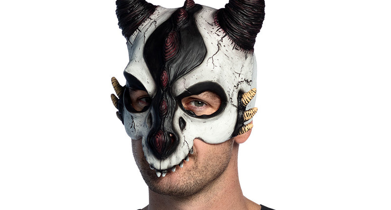 Latex halfmasker drakenschedel wit met zwarte hoorns, gedragen door man voor Halloween