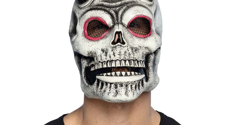 Latex hoofdmasker duivel schedel in wit met zwarte hoorns, gedragen door een man voor Halloween