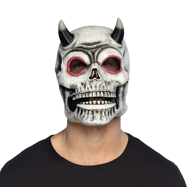 Latex hoofdmasker duivel schedel in wit met zwarte hoorns, gedragen door een man voor Halloween