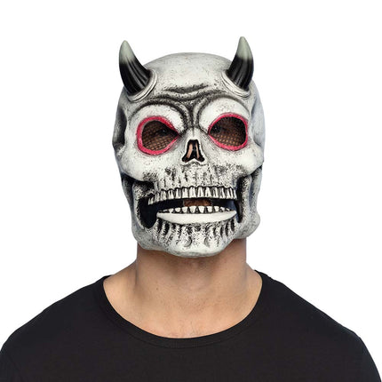 Latex hoofdmasker duivel schedel in wit met zwarte hoorns, gedragen door een man voor Halloween