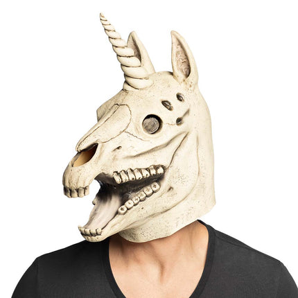 Latex hoofdmasker eenhoorn schedel in botkleur, zijaanzicht op model met gedraaide hoorn, voor Halloween