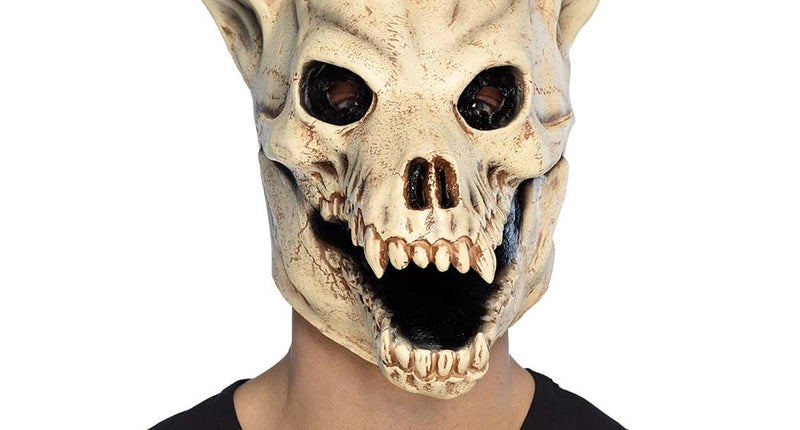 Latex hoofdmasker hondenschedel in botkleur met spitse oren en openstaande kaak, gedragen door een man