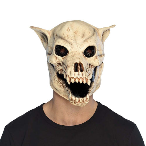 Latex hoofdmasker hondenschedel in botkleur met spitse oren en openstaande kaak, gedragen door een man