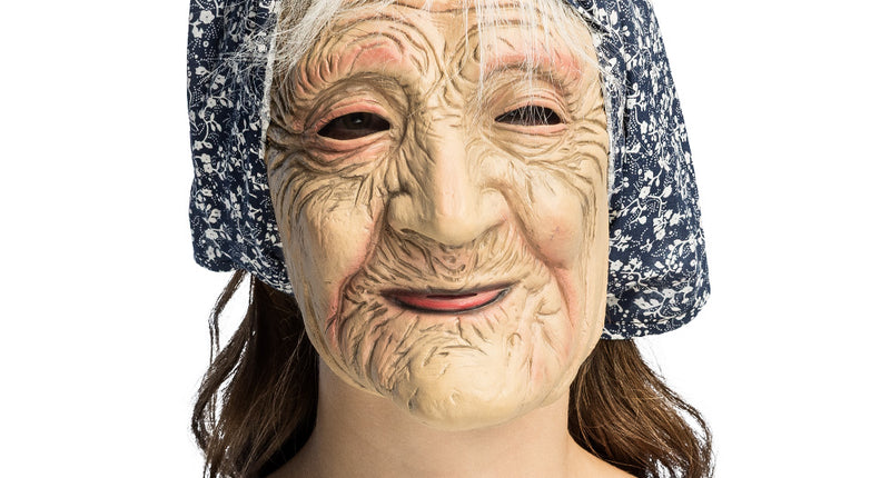 Latex hoofdmasker oude vrouw met kap gedragen: rimpelig gezicht, grijs haar en blauwe bloemenhoofddoek