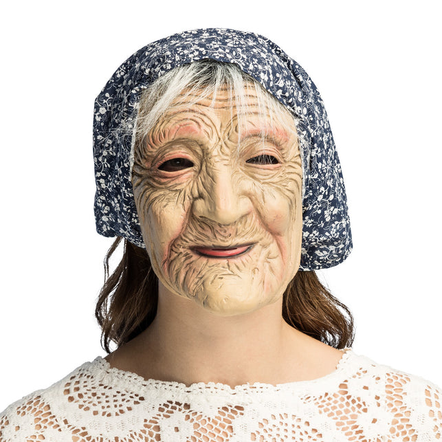 Latex hoofdmasker oude vrouw met kap gedragen: rimpelig gezicht, grijs haar en blauwe bloemenhoofddoek