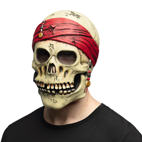 Latex hoofdmasker piraat Crinson, beenkleurige schedel met rode bandana en kralen, gedragen door man