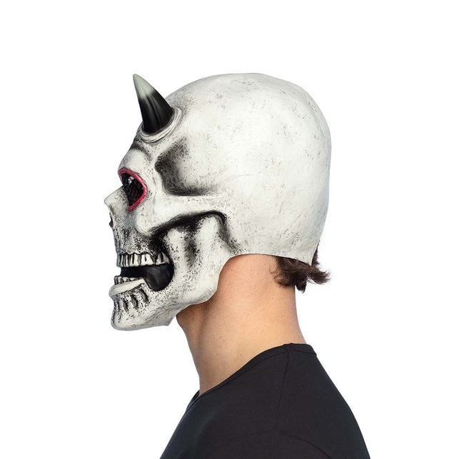 Latex schedelmasker met hoorn in zijaanzicht, masker bedekt het hoofd tot achter de oren