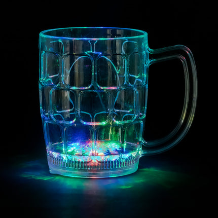 LED bierpul in het donker met blauw, groen en rood licht vanuit de bodem