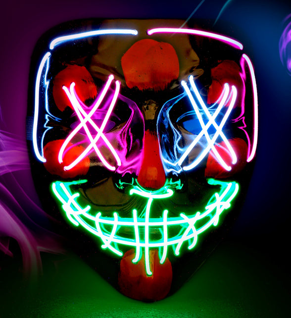 Led masker met oplichtende lijnen over een clownsgezicht met rode vlekken en rode neus