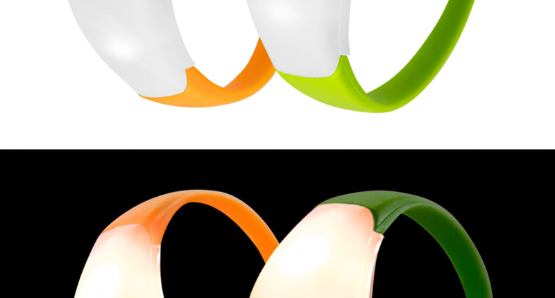 Lichtgevende armband op geluid in oranje en groen, boven uit en onder oplichtend in het donker