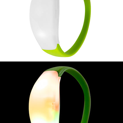 Lichtgevende armband met limegroene band en melkwit kastje dat groen en oranje oplicht