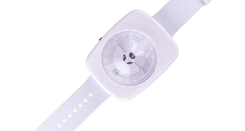 Lichtgevende armband met rgb licht wit, gladde band met vierkante gesp en facetgeslepen koepel