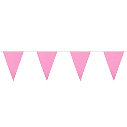 Lichtroze vlaggetjesslinger met effen puntvlaggen op regelmatige afstand aan een witte band voor een babyshower