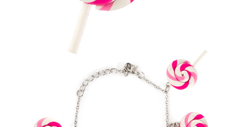 Lollipop armband met zes roze-witte snoepbedeltjes aan een zilverkleurige schakelketting