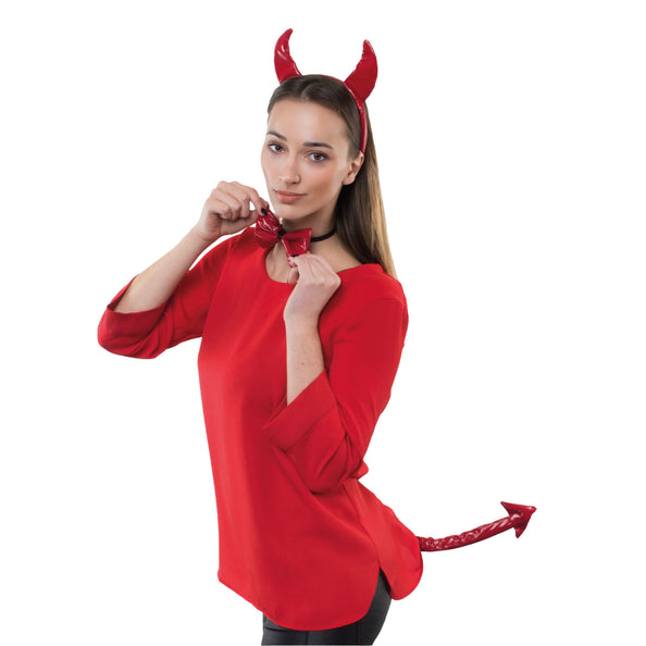 Luxe rode duivel set met hoorntjesdiadeem, rode strik en pijlstaart gedragen door een vrouw, voor Halloween
