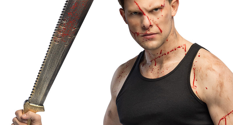 Machete Butcherfang 68 cm met bloedspatten, boven de schouder gehouden bij een horrorlook voor Halloween