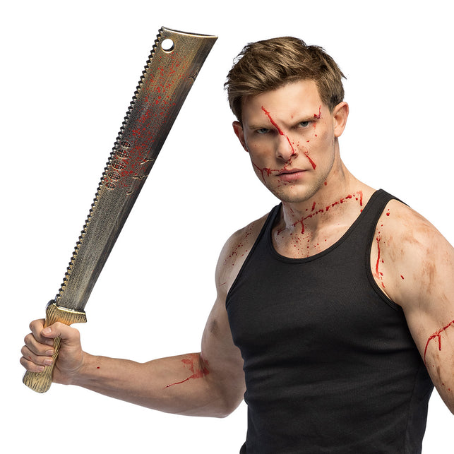 Machete Butcherfang 68 cm met bloedspatten, boven de schouder gehouden bij een horrorlook voor Halloween