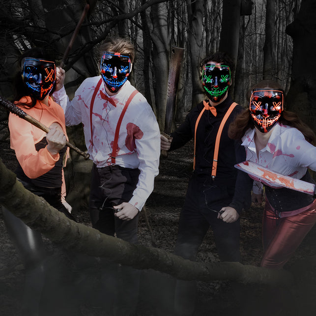 Machete Butcherfang in de hand van een slasher in een donker bos tijdens Halloween