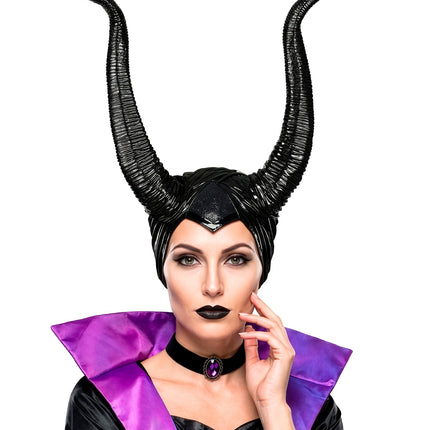 Malefica hoofddeksel gedragen door model, zwarte kap met punt op voorhoofd